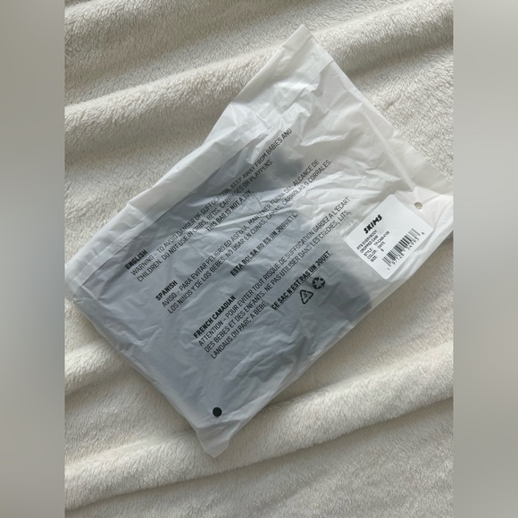 SKIMS NWT Fits Everybody Cropped Cami Top Bralette Size S Onyx Black Straps - Picture 6 of 6